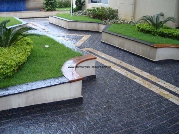 Piso de condomínio cinza e amarela