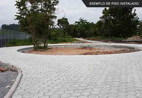 Pátio com blocos sextavados