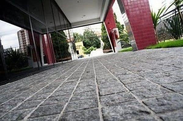 Pátio de estabelecimento com miracema cinza