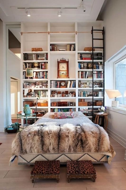 Quarto com estante até o teto