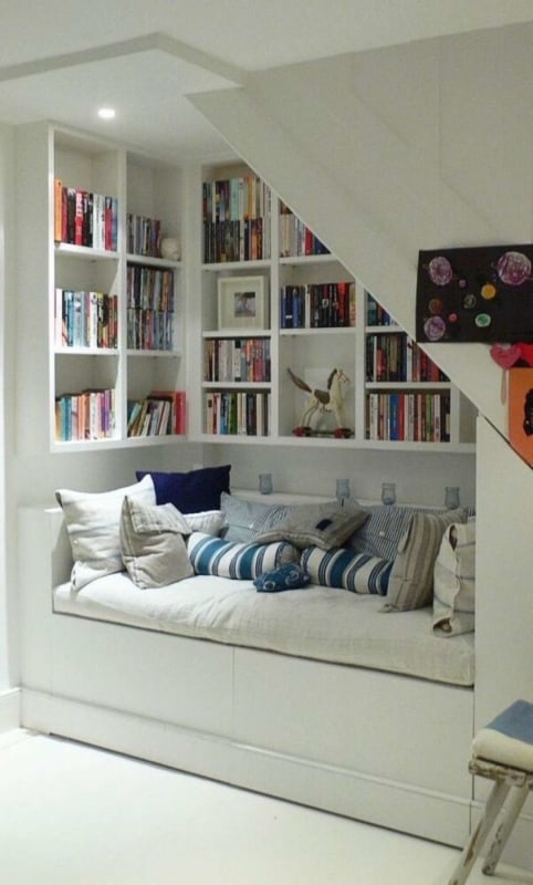 Quarto de solteiro com estantes embutidas