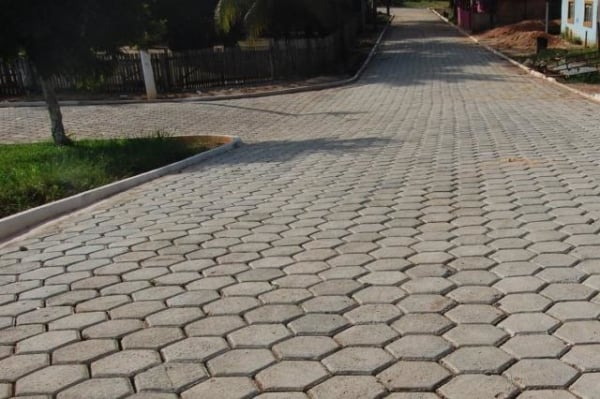 Ruas com pisos intertravados sextavados