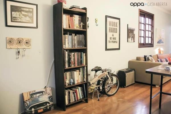 Sala moderna com estante preta