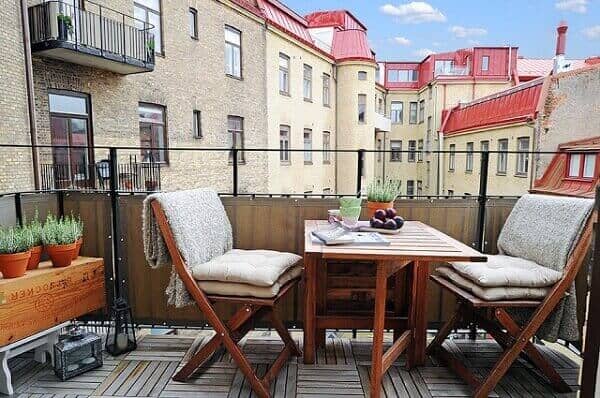 Varanda rústica com mesa dobrável