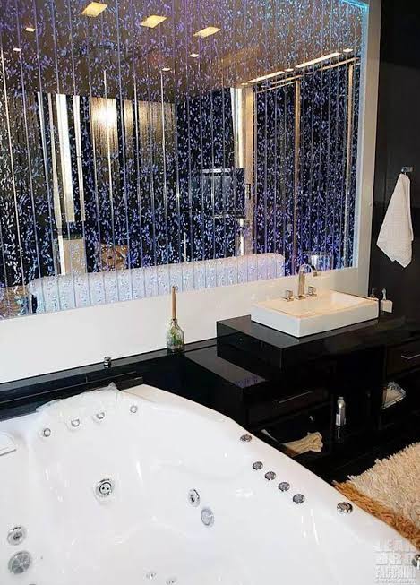 banheiro preto e branco com banheira clássico