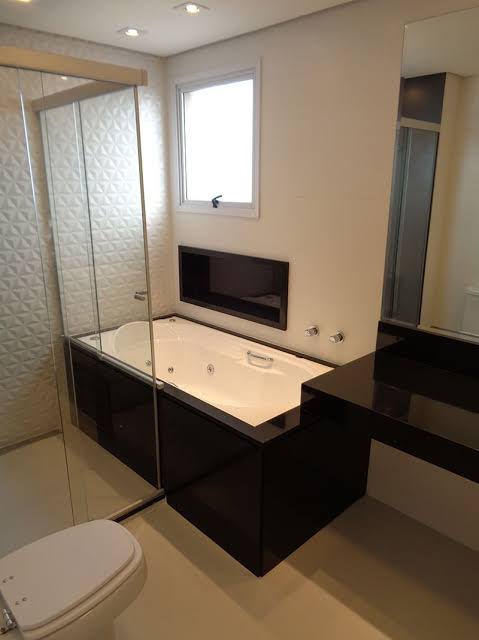 banheiro preto e branco com banheira e box