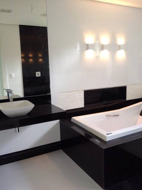 banheiro preto e branco com banheira