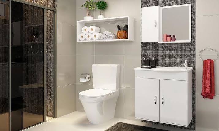 banheiro preto e branco com nicho grande