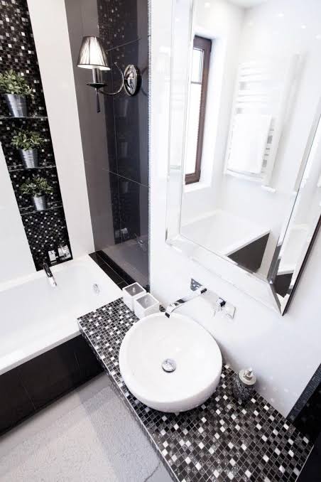 banheiro preto e branco com nicho lateral