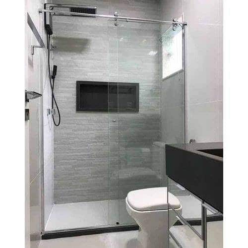 banheiro preto e branco com nicho no box