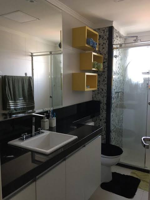 banheiros preto e branco pequenos