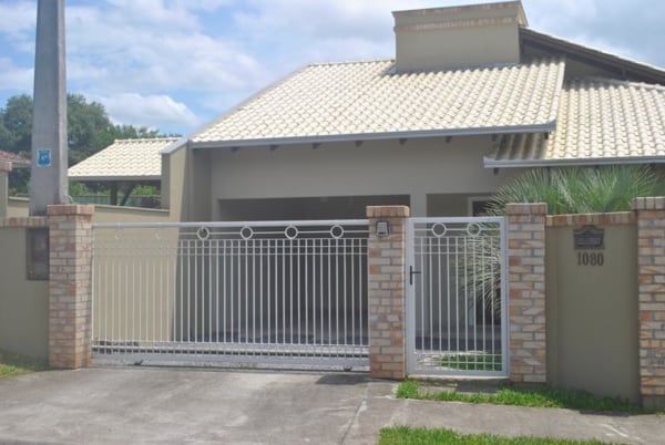 fachadas de casas simples e pequenas com tijolinhos