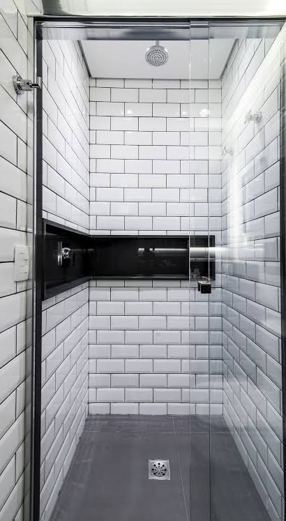 ideia de banheiro preto e branco com nicho no box