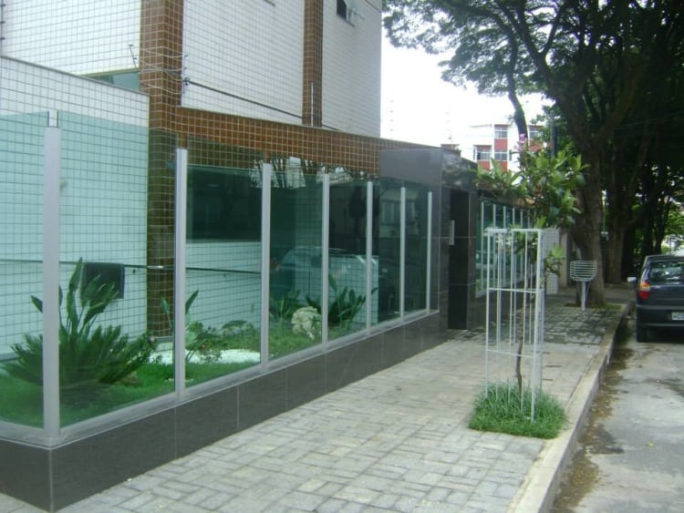 muro de vidro com grapa no predio