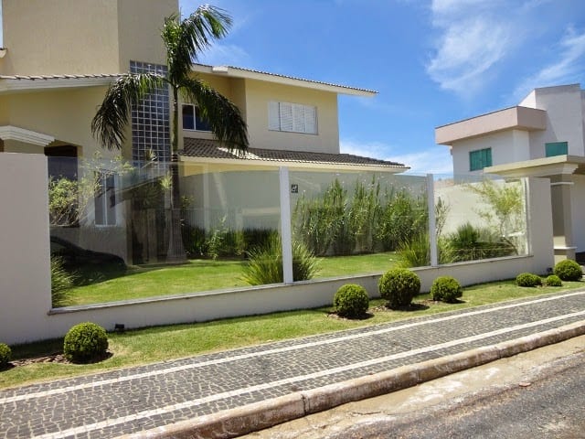 muro de vidro com grapas
