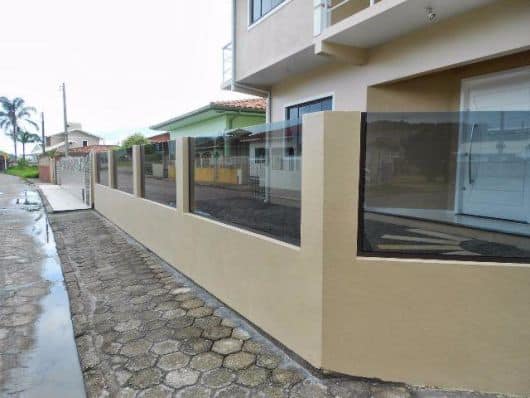 muro de vidro fume pequeno com pedra