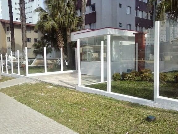 muro de vidro temperado em prédio
