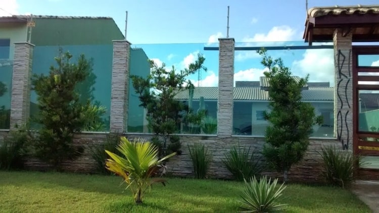 muro de vidro verde com pedra