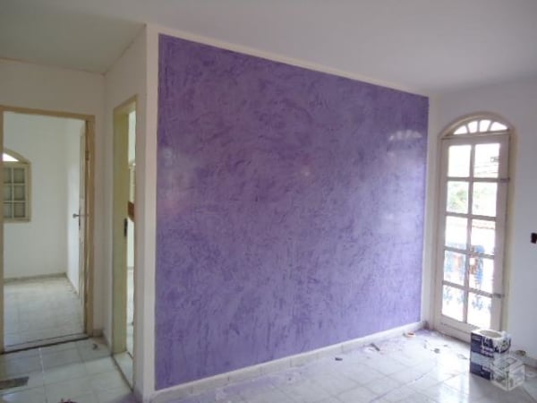 parede marmorizada roxa