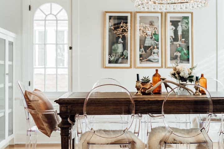 sala de estar decorada com cadeira acrílica 37