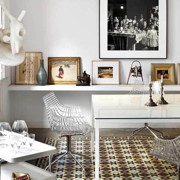 sala de estar decorada com cadeira transparente 39