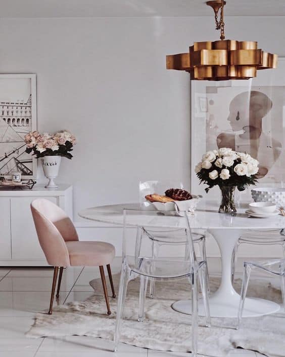 sala de estar decorada com cadeira transparente 40