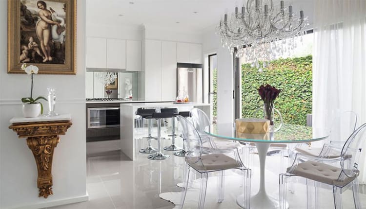 sala de estar decorada com cadeira transparente 43