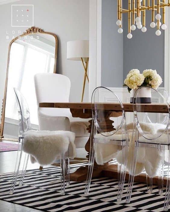 sala decorada com cadeira acrílica 34