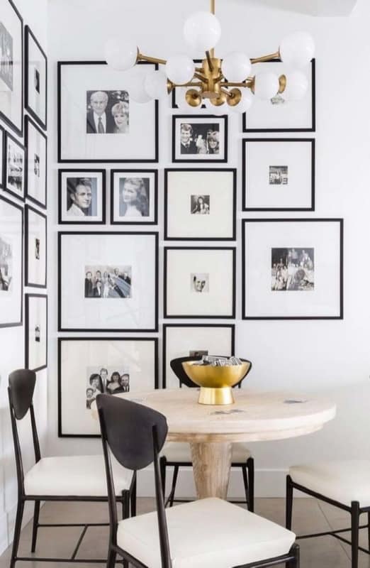 sala minimalista com mesa pequena de madeira