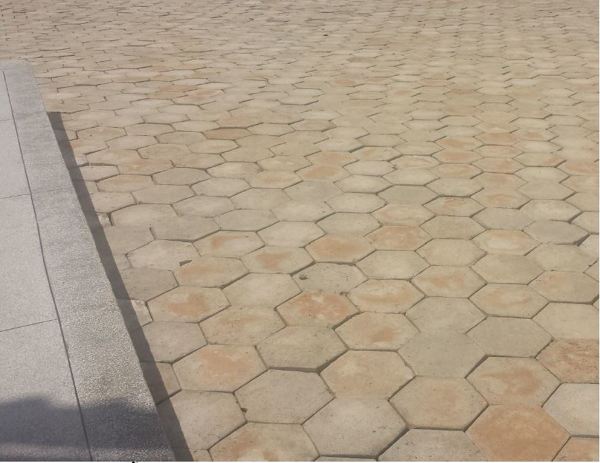 Área com bloquetes sextavados