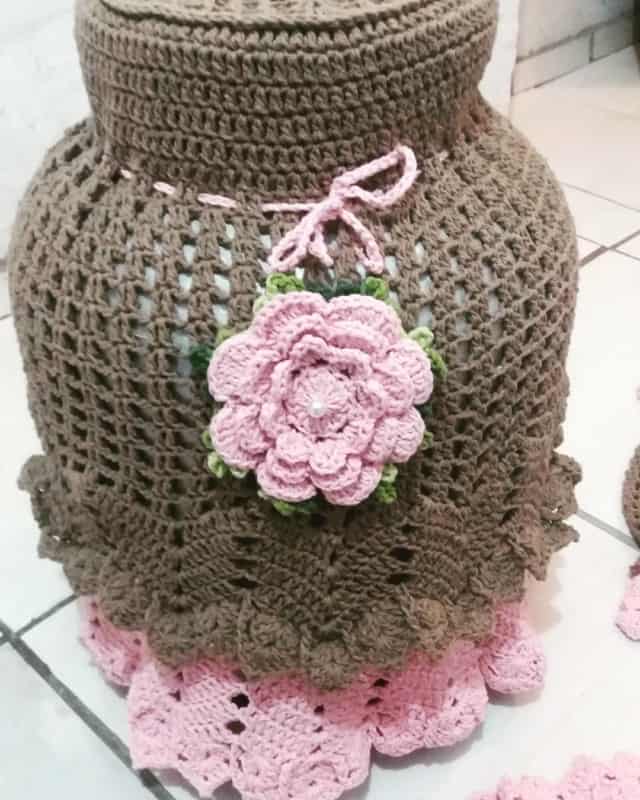 Capa de botijão em crochê Marrom com flor Rosa