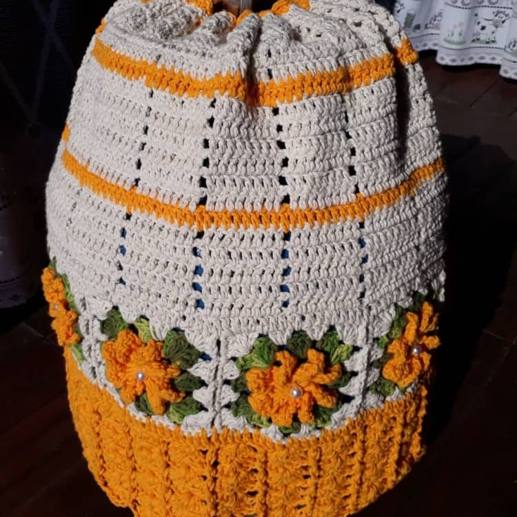 Capa de botijão em crochê com flores amarelas