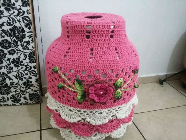 Capa de botijão em crochê com flores rosa