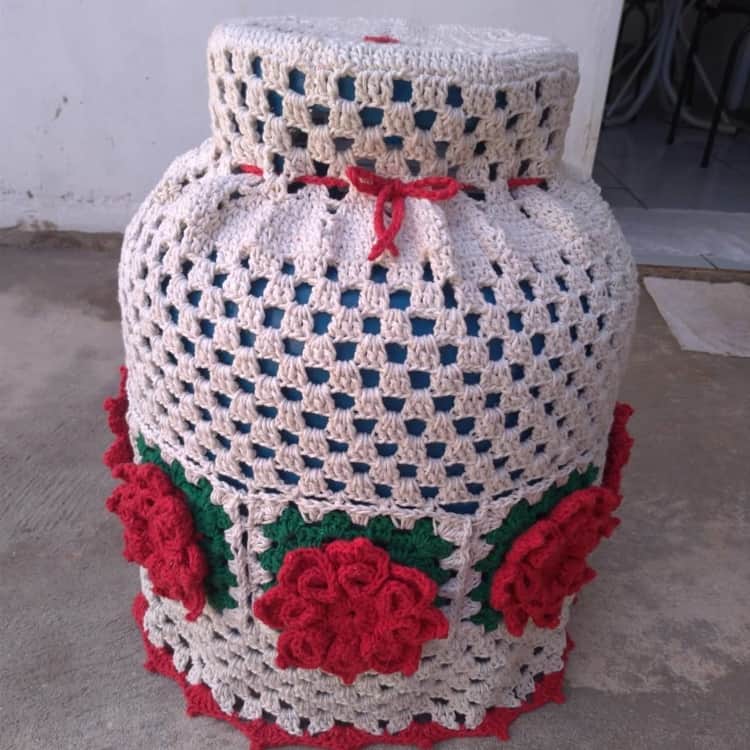 Capa de botijão em crochê com flores vermelhas