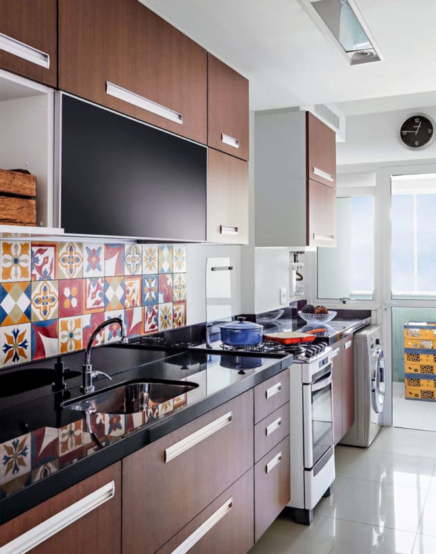 Cozinha Marrom com detalhes Coloridos
