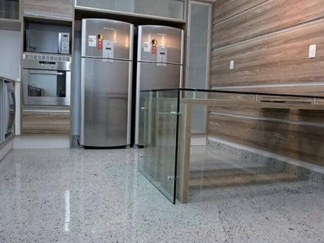 Cozinha com piso de granito tradicional