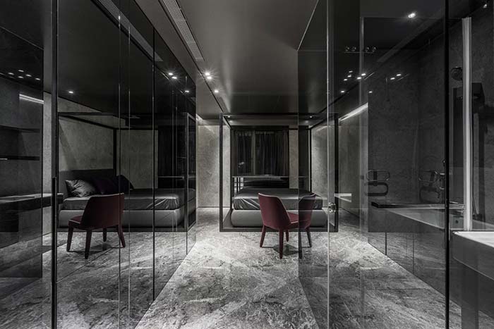 Decoração com piso escuro de granito