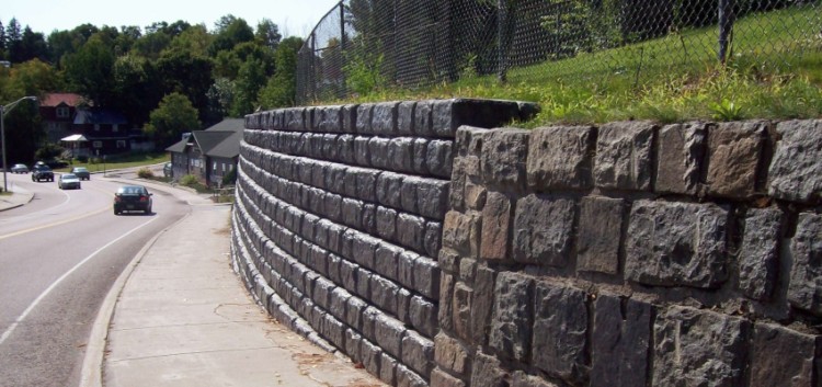 Exemplo de muro de contenção em rodovia