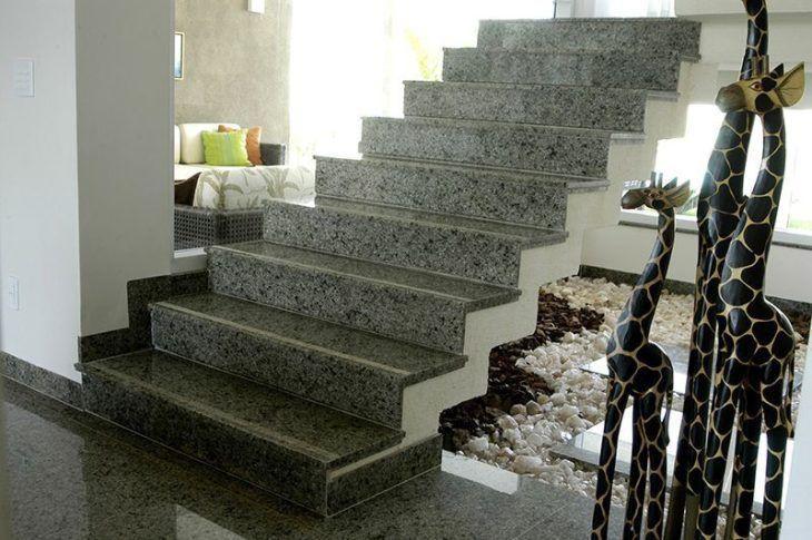 Granito no piso bem como na escada