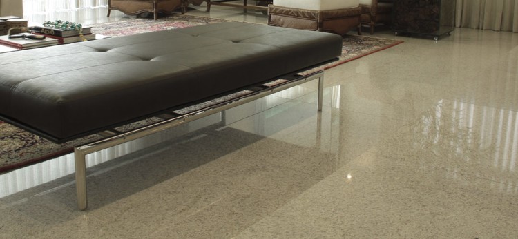 Granito polido no piso