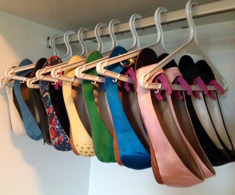 Como Organizar Sapatos em Cabides no Guarda Roupa
