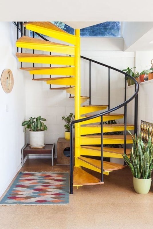 Escada amarela com corrimão preto