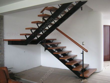 Escada de ferro com madeira em sala
