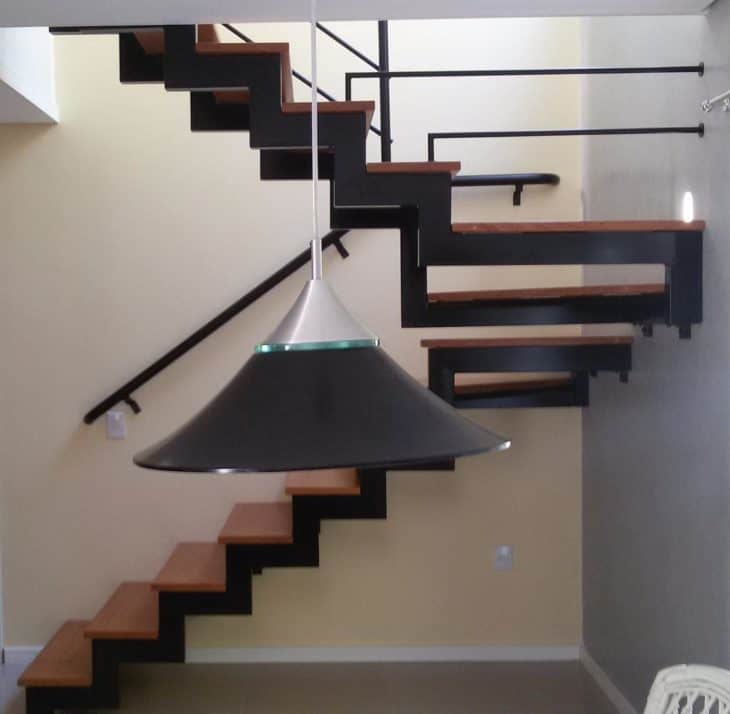 Escada de ferro com madeira para sala