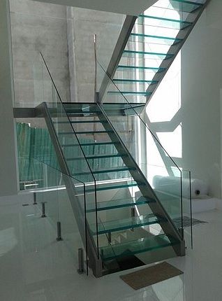 Escada de ferro com vidro em U