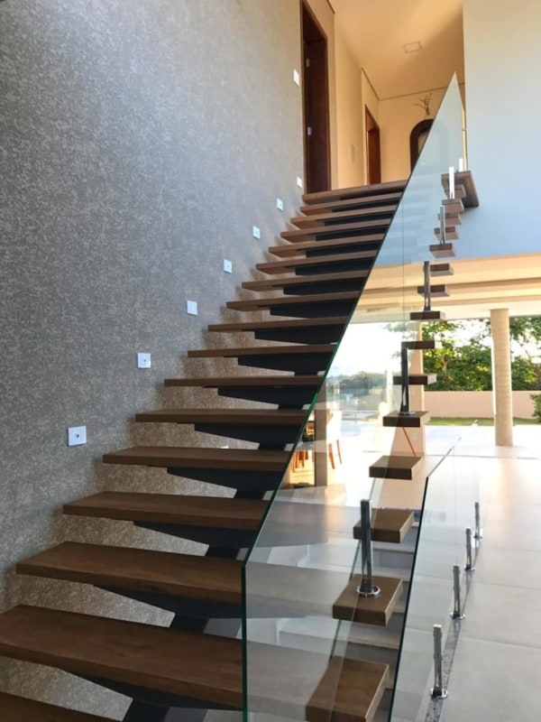 Escada com vidro reta