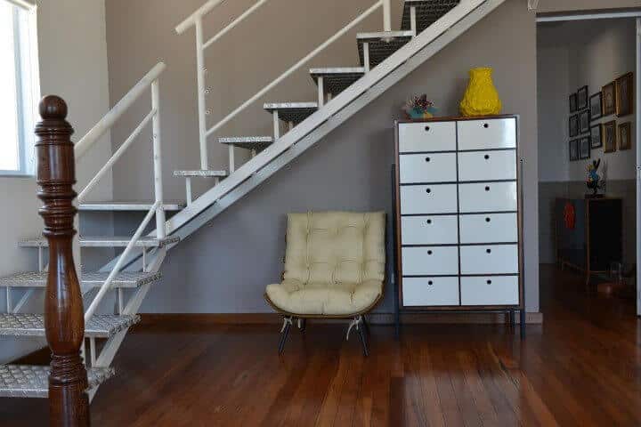 Escada de ferro em L cinza