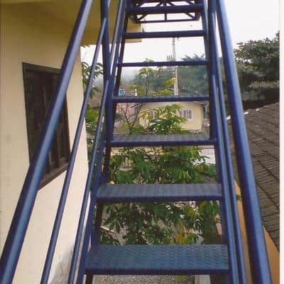 Escada de ferro reta em área externa