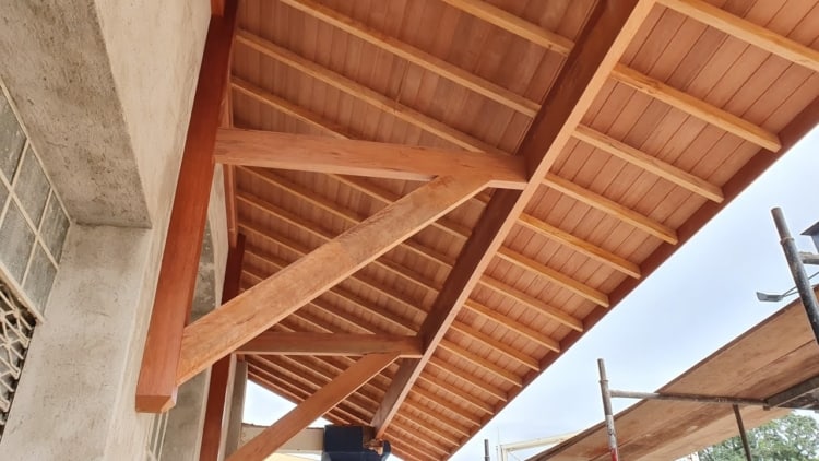 Mão francesa para telhado grande