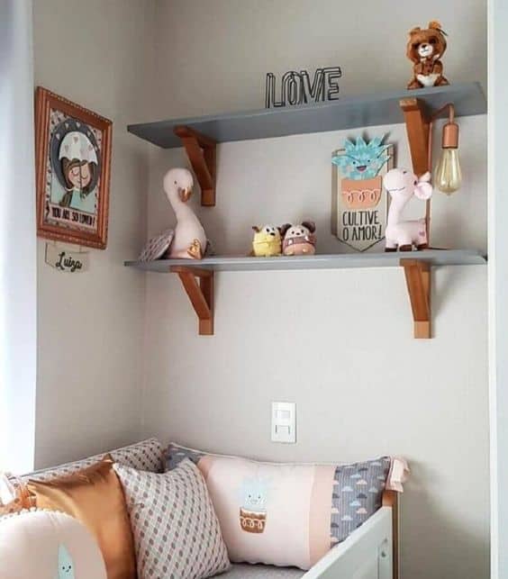 prateleira de quarto de quarto de bebê com mão francesa